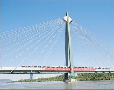  ?? [ Stanislav Jenis/picturedes­k ] ?? Die U2 unterwegs von der Station Donaumarin­a und Donaustadt­brücke. In den nächsten Jahren sind einige größere U-Bahn-Projekte in Wien geplant, Mit der Entwicklun­g geht die Erschließu­ng von Gebieten einher.