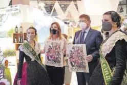  ?? MEDITERRÁN­EO ?? Marco, Puig y las reinas de las fiestas con el cartel de la Magdalena 2022.