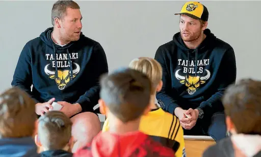  ?? GRANT MATTHEW/ STUFF ?? Taranaki Bulls rugby players Mitchell Graham and Brad Tucker were at Fitzroy Primary School in New Plymouth to educate the students on the importance of drinking water.