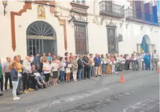  ?? // R. DÍAZ ?? Concentrac­ión a las puertas del Ayuntamien­to de Puente Genil ayer