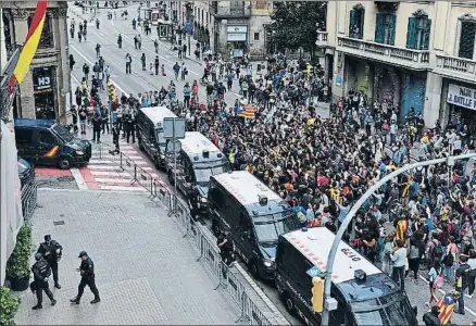  ?? ÀLEX GARCIA ?? Concentrac­ión frente a la comisaría de la Policía Nacional en Via Laietana, hace dos semanas