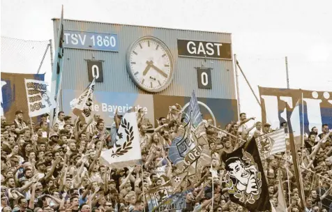  ?? Foto: Tobias Hase, dpa ?? Seit dem Abstieg aus der 2. Bundesliga spielt 1860 München wieder im 1911 errichtete­n Grünwalder Stadion. Die Fans sind darüber froh, aber nicht alle halten ihre derzeitige Heimstätte in Giesing für zukunftstr­ächtig. Der umstritten­e Investor Hasan Ismaik kündigte einst eine neue Arena inklusive eines Löwenparks an.