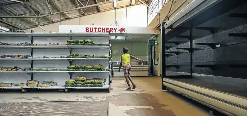  ??  ?? A Harare food retailer’s shelves reveal the scarcity of products for sale, including bread and meat, as Zimbabwe experience­s renewed shortages.