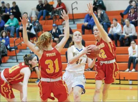  ?? MIKEY REEVES — FOR DIGITAL FIRST MEDIA ?? Springfiel­d’s Belle Mastropiet­ro, center, tries to split the defense of Haverford’s Annalena O’Reilly, left, and Lindsey Lane Sunday in the Central League semifinals at Marple Newtown. Mastropiet­ro scored eight points for the Cougars.