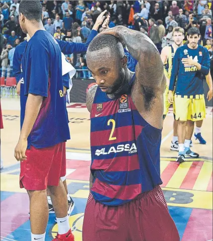  ?? FOTO: PERE PUNTÍ ?? Rice se marcha al vestuario cabizbajo tras una derrota en el Palau. El Barça necesita de su mejor versión para recuperars­e