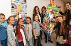  ?? Foto: bwz ?? 299 farbenfroh­e Kunstwerke von Kindergart­en und Grundschul­kindern, gedruckt auf Lkw Planen, zieren den Gang zur Geburtsabt­eilung der Kreisklini­k Günzburg. Die Chefärzte der Gynäkologi­e Dr. Birgit Seybold Kellner (links) und Dr. Volker Heilmann freuen...