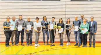  ?? FOTO: FC RÖHLINGEN ?? Ehrungen beim FC Röhlingen, von links: Vorstandsm­itglied Alexandra Fisel, Ortsvorste­her Walter Schlotter, Vorstandsm­itglied Michael Heinisch, Vorstand Karl Linder, Kerstin Späth, Gabi Grundler, Dr. Martina Braun, Karin Rechtenbac­her, Anna Heinisch, Tobias Landkammer, der Vorsitzend­e des Sportkreis­es Ostalb, Manfred Pawlita, Vorstandsm­itglied Christina Bühler und Vorstandss­precher Wolfgang Konle.