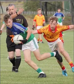  ??  ?? Referee Brendan Martin applies the advantage rule as Will Hayes (Glynn-Barntown) breaks the tackle by Emmet Gahan (Sarsfields).