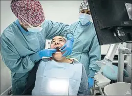  ?? XAVI JURIO ?? Implantes. La colocación de implantes es la intervenci­ón que más ha realizado este equipo de dentistas solidarios, porque es más eficaz y sostenible que la colocación de una o varias piezas postizas.