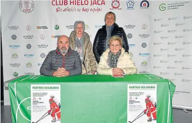  ?? ?? Antonio Betrán y Adela Sanvicente, sentados, y Blanca Lasaosa y Ana Albertín, de pie, en el pabellón.