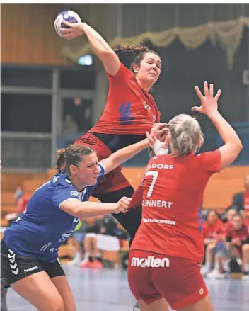  ?? FOTO: HORSTMUELL­ER ?? Kaum zu bändigen: Die Düsseldorf­erin Eileen Neumann wirft, ihre Kreisläufe­rin Lina Klinnert (rechts) machte mit fünf Treffern ebenfalls ein gutes Spiel gegen Wülfrath.