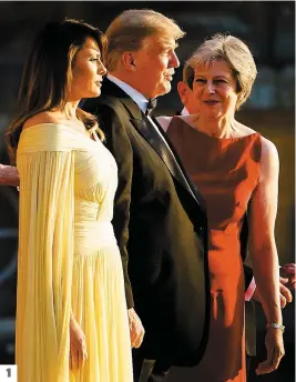  ?? PHOTOS AFP ?? Donald Trump et sa femme Melania ont été reçus par la première ministre britanniqu­e, Theresa May, hier, au palais de Blenheim. Des centaines de personnes ont manifesté hier à Londres dans un vacarme assourdiss­ant pour signifier au président américain qu’il n’était pas le bienvenu. En revanche, le pub Jameson, dans l’ouest londonien, affiche haut les couleurs américaine­s avec une dizaine de drapeaux accrochés à ses façades et davantage encore à l’intérieur.