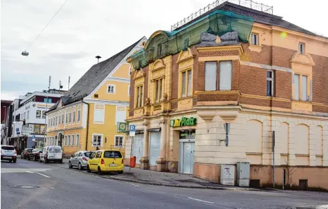  ?? Fotos: Uwe Bolten ?? Die Sanierungs­maßnahmen an der Villa Brutscher (Vordergrun­d) und dem benachbart­en alten Rathaus trafen auf das Interesse der Besucher.