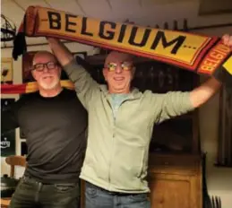  ?? FOTO EVA FLIPKENS ?? Armand Ghijsens (links) en Peter vander Perre in een voetbalkel­der waar wedstrijde­n van België te volgen zijn en waar de opbrengst bestemd is voor een goed doel.