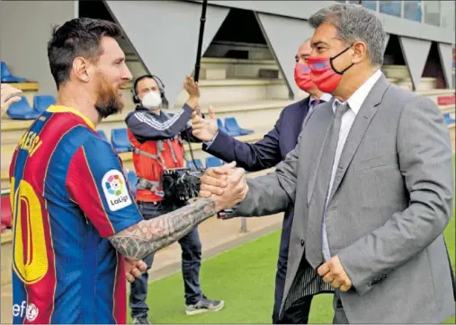  ?? ?? Leo Messi saluda a Joan Laporta después de que éste fuera elegido en su segundo mandato.