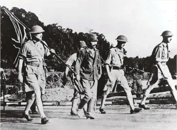  ??  ?? British soldiers surrender to the Japanese in Singapore, 1942. p+OCIGU QH ICYM[ QʛEGTU KP DCII[ UJQTVU OCTEJKPI Qʘ VQ ,CRCPGUG RTKUQP ECORU shattered the image of British racial superiorit­y,” says David Reynolds