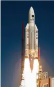  ?? FOTOS: RUAG/AFP ?? Die Ruag fertigt für die Ariane 5 (r.) Schutzscha­len basierend auf Karbonfase­r an.