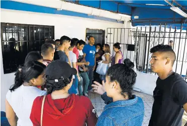  ?? FOTOS LUIS FELIPE DE LA HOZ ?? En fila, varios graduandos esperan su turno para reclamar su toga en la carrera 19 con calle Murillo.