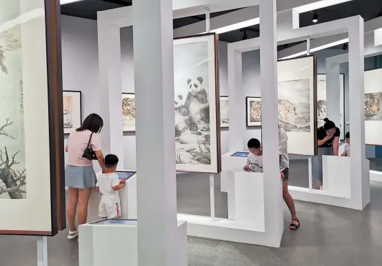  ??  ?? Parents take their kids to visit the exhibition at the Zhejiang Museum of Natural History to enhance the awareness of protecting wildlife. The exhibition will go through August 2. — All photos by courtesy of the Zhejiang Museum of Natural History