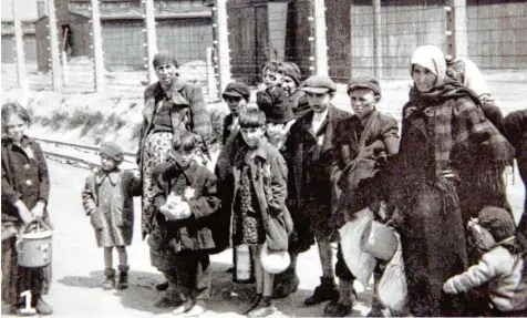  ?? Foto: Julian Leitenstor­fer ?? Jüdinnen mit Kindern nach ihrer Selektion in Auschwitz Birkenau auf dem Weg zu den Gaskammern. Bei solchen Bildern stellen sich viele Menschen die Frage: Wie konnte Gott so viel unschuldig­es Leid zulassen?