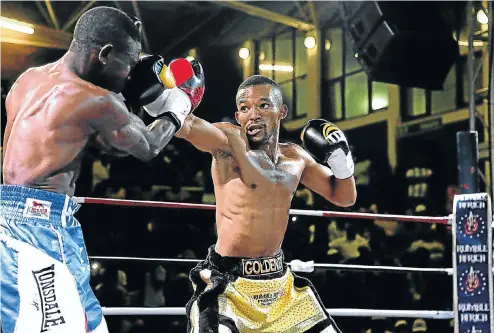  ?? Picture: Daily Dispatch ?? Nigerian Waidi Usman and Azinga Fuzile, right, in action during their IBF Africa junior-lightweigh­t title fight, which Fuzile won.