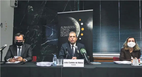  ?? FOTO: NUNO FOX/LUSA ?? João Cadete de Matos, presidente da Anacom (ao centro) quer promover a entrada de novos operadores através do 5G.