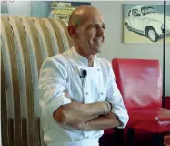  ??  ?? Ai fornelli Battista «Titti» Manzotti, proprietar­io del ristorante Autharit a Fara, è uno dei concorrent­i del programma «Miglior chef Italia» trasmesso da Canale Italia