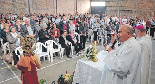  ??  ?? Cada vez más personas viajan desde la zona para presenciar la misa en Villalonga, donde se construye una Ermita para la Virgen de Schoenstat­t.