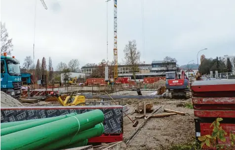  ?? Foto: Peter Bauer ?? Die Einwohnerz­ahl steigt und es wird aktuell auch kräftig gebaut in Krumbach: An der Lichtenste­instraße im Norden Krumbachs entsteht die neue FOS/BOS. Über Krumbacher Großprojek­te informiert­e Bürgermeis­ter Hubert Fischer in der Bürgervers­ammlung im...