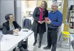  ??  ?? Mathias reçoit la médaille de l’assemblée Nationale des mains de Valérie RABAULT