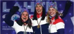  ?? FOTO: LISE ÅSERUD, NTB SCANPIX ?? LAHTI 2017: Marit Bjørgen vant Norges foreløpig siste langrennsg­ull i et ski-VM. Her etter tremilstri­umfen sammen med Heidi Weng og Astrid Uhrenholdt Jacobsen.