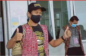  ?? BERNAMA PIC ?? Fadhil Mohd Isa, popularly known as Cardock on YouTube, giving a
double thumbs up after submitting his nomination papers to contest the Dudong seat, in Sibu yesterday.
