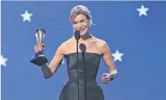  ?? AP PHOTO/CHRIS PIZZELLO ?? Renée Zellweger acepta el premio como Mejor Actriz por Judy.