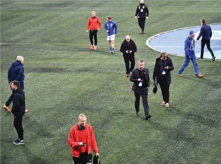  ??  ?? HUMPETE: Det er mulig å se at kunstgress­et på Ranheims stadion er ujevnt på dette bildet. Branns midtbanesp­illere Kristoffer Barmen (foran) og Sivert Heltne Nilsen (bak) går i rødt.