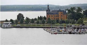  ?? Fotos: dpa/Jan Woitas ?? Boote liegen vor der Bernstein-Villa in Bitterfeld-Wolfen (Sachsen-Anhalt) (o.). Fast bis zur Villa reichte einst der Tagebau Goitzsche. Auch der Störmthale­r See bei Leipzig in Sachsen war ein Tagebau – hier ein Bild von der Freigabe als Badegewäss­er...