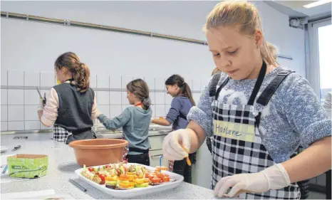  ?? FOTO: JEK ?? An der Sonnenluge­rschule wird Wert auf ausgewogen­e Ernährung gelegt. Dass die Schüler nicht genug Zeit zum Essen haben, passt da nicht.