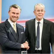  ??  ?? Buona la seconda. Alexander Van der Bellen (a destra) è apparso in tv dopo la chiusura delle urne con Norbert Hofer, il leader ultranazio­nalista che ha ammesso la sconfitta. Il voto del 22 maggio scorso, vinto sempre da Van der Bellen, era stato...