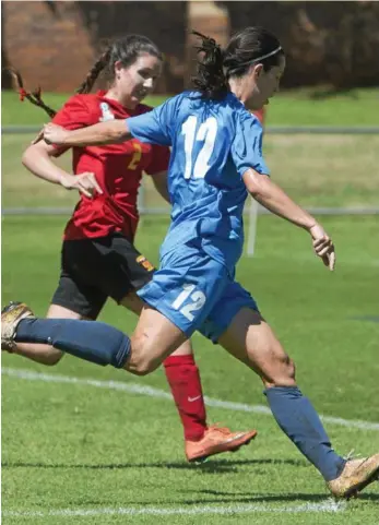  ?? PHOTO: NEV MADSEN ?? GOAL THREAT: Jemima Head of the Sunshine Coast chases down Louise Rolfe of South-West Thunder.