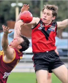  ?? Picture: KAREN REES ?? FOCUS: Stawell’s Tommy Williams gets the ball above Warrack Eagles’ Tom James.