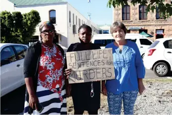  ?? Photo: Toto Tsarneba ?? Ntombizane­le Ntulini, Thandiswa Ntulini and Jane Bradshaw.