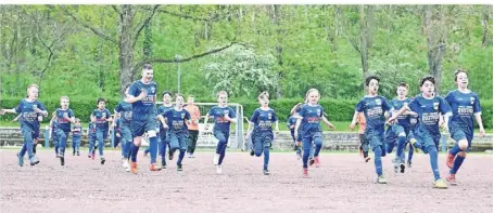  ?? FOTO: JAKOB KLOS ?? In den vergangene­n Wochen haben zahlreiche Kinder Fußball beim SV Scherpenbe­rg für sich entdeckt.