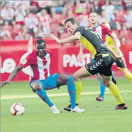  ?? FOTO: LOF ?? Los jugadores de Sporting y Nàstic luchan por un balón ayer en el Molinón.