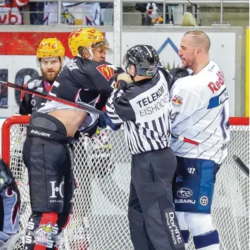  ?? Foto: Gepa ?? Wenn es in München zu hart zur Sache geht, ist normalerwe­ise Jason Pinizzotto (rechts) beteiligt. Der Deutschkan­adier trifft mit dem EHC im Finale um die deutsche Meistersch­aft auf Berlin.