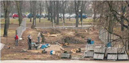  ??  ?? Ogrodzenie powstaje na środku skweru Jankowskie­go „Agatona” u zbiegu Dobrej i Browarnej