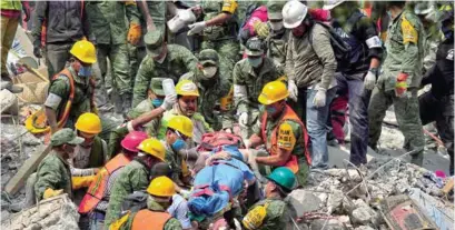  ?? CUARTOSCUR­O ?? CONDESA. Estaba por cumplirse un día del sismo cuando lograron sacar a la primera persona de las calles de Ámsterdam y Laredo.