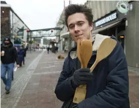  ??  ?? SISTA MINUTEN-KLAPP. Carl Melander var nöjd med slevarna han köpt till sin syster.