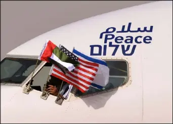  ??  ?? الأعلام الإماراتية والإسرائيل­ية والأمريكية على طائرة إسرائيلية