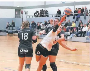  ?? FOTO: NIPKO ?? Johanna Beutler rettet dem HSV in Bedrängnis durch den letzten Wurf den knappen Sieg gegen Gartenstad­t (in schwarz).