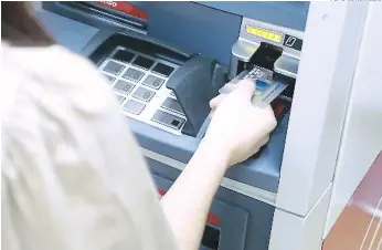  ?? FOTO: EL HERALDO ?? El cajero automático ha desplazado las operacione­s de retiro de dinero en ventanilla­s y aún no es superado por las transaccio­nes en línea.
