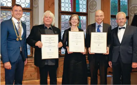  ?? Foto: Thorsten Jordan ?? Oberbürger­meister Mathias Neuner (links) und Dritter Bürgermeis­ter Axel Flörke (rechts) überreicht­en Urkunde und Rocaille an (von links) Kurt Tykwer, Marianne Lösch und stellvertr­etend für Henryk Skudlik an dessen Sohn Johannes.